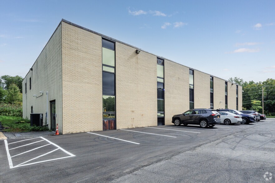 More Photos Of 843 Union Ave, New Windsor Township Office For Lease