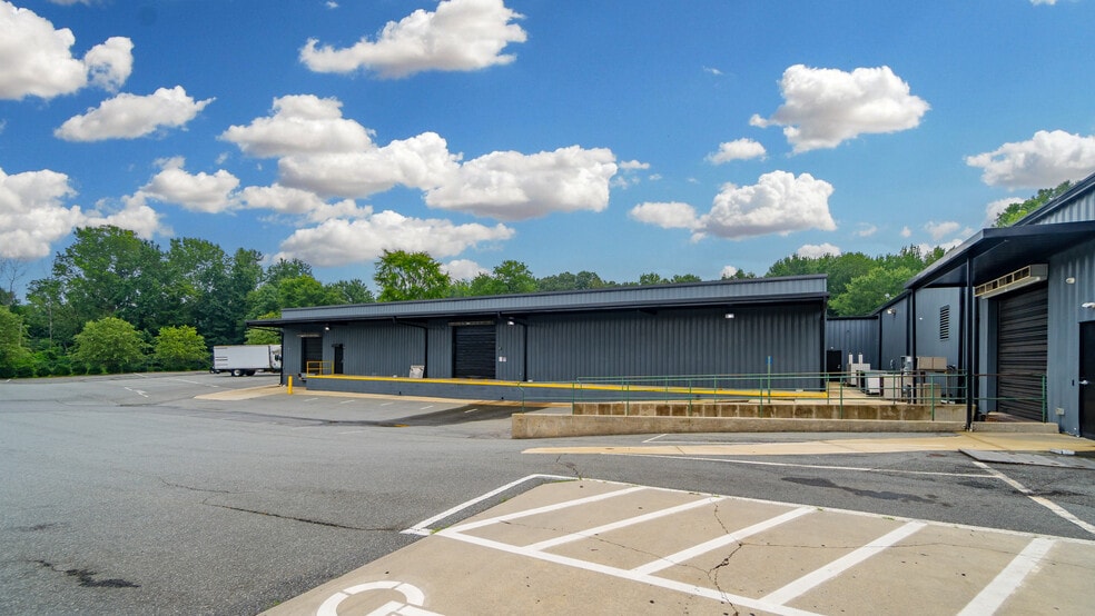 More Photos Of 1907 Gateway Blvd, Charlotte Warehouse For Sale