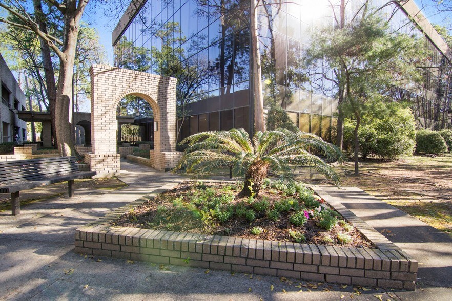 More Photos Of 2020 N Loop Fwy W, Houston Office For Lease