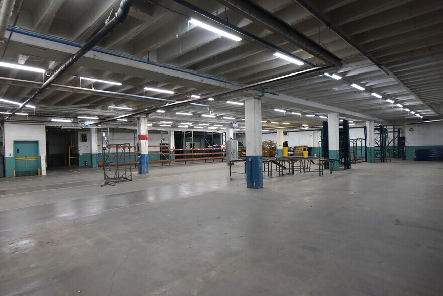 More Photos Of 3512 N Kostner Ave, Chicago Manufacturing For Lease
