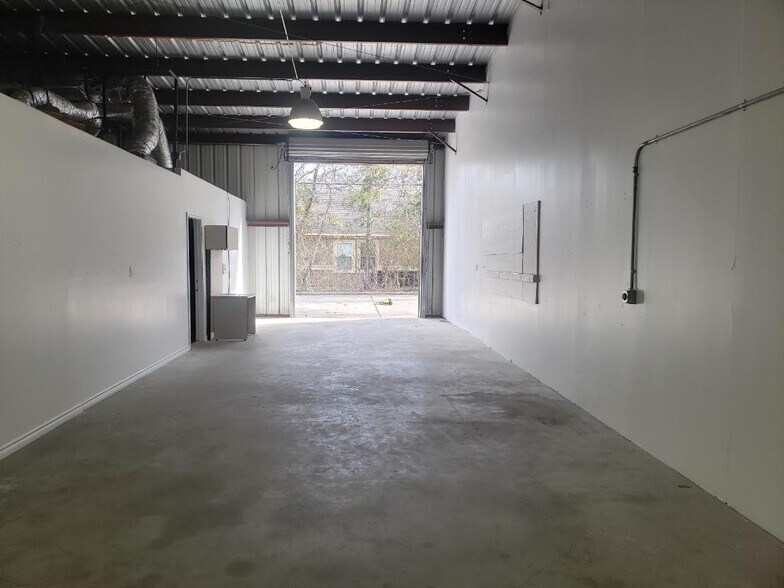 More Photos Of 304 S Magnolia Blvd, Magnolia Light Manufacturing For Lease