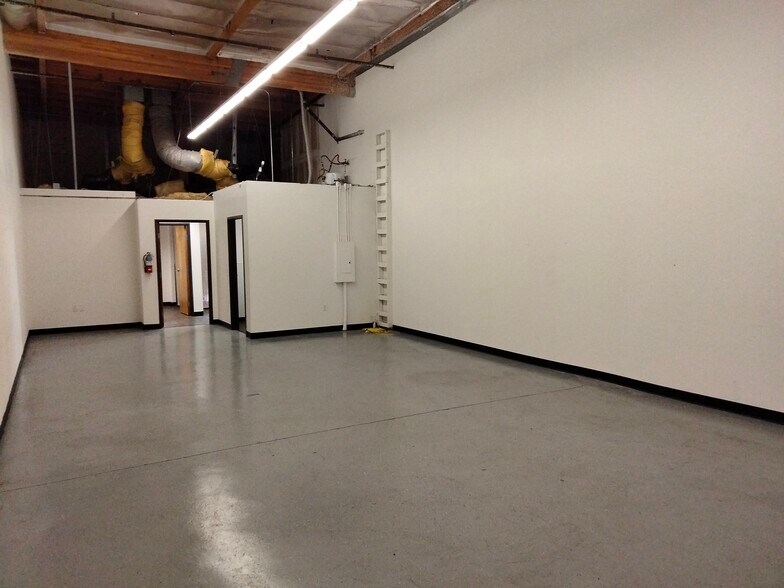 More Photos Of 4848 Colt St, Ventura Manufacturing For Sale