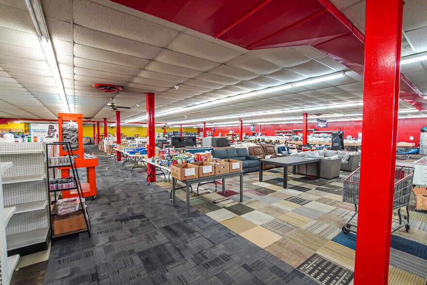 More Photos Of 960 French Rd, Cheektowaga Light Distribution For Sale