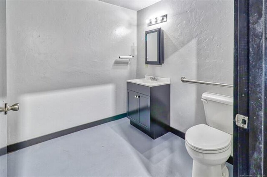 More Photos Of 111-117 S Main St, Eufaula Office For Sale