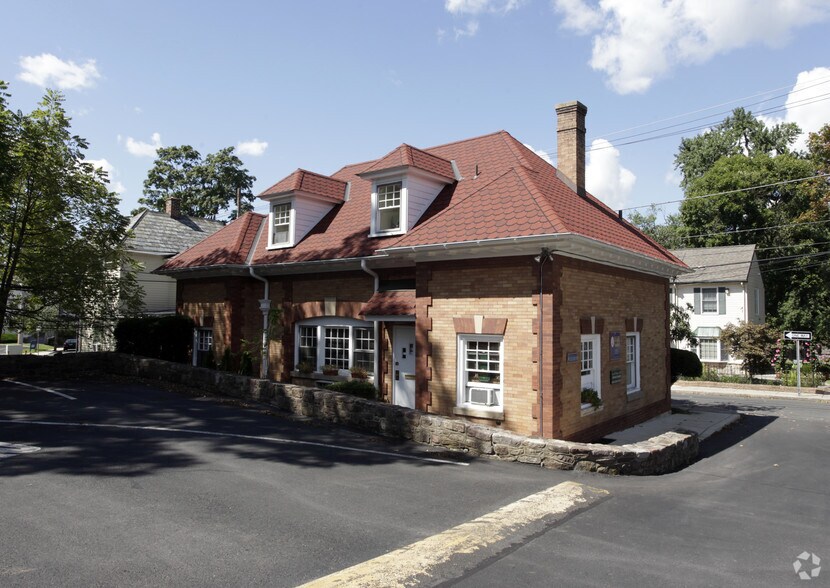 Primary Photo Of 118 Wood St, Doylestown Office For Lease