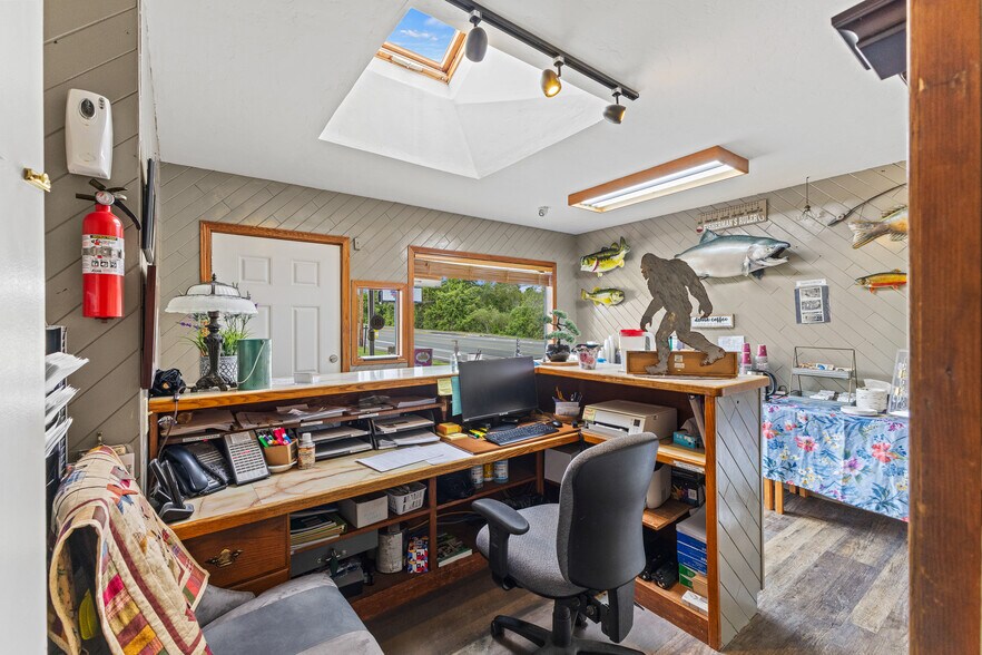 More Photos Of 787 N Central Blvd, Coquille Hotel For Sale