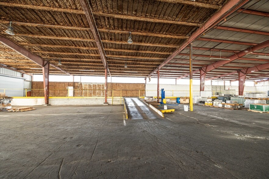 More Photos Of 3710-3719 E Us-90, Lake City Manufacturing For Lease