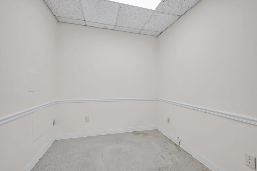 More Photos Of 102-104 S Main St, Manville Office Residential For Lease