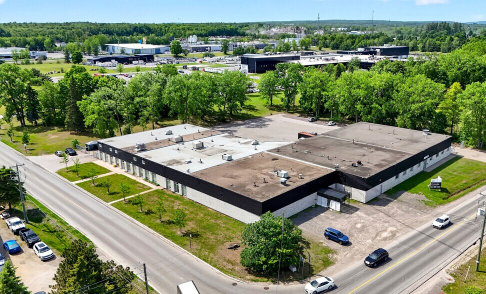 More Photos Of 40 Rue John-F.-Kennedy, Saint-Jérôme Warehouse For Sale