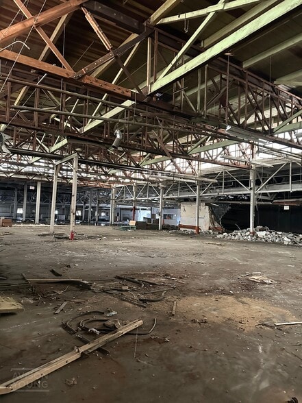 More Photos Of 304 Hoover St N, Hampton Manufacturing For Sale