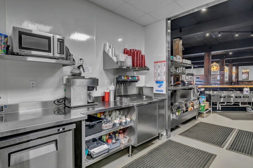 More Photos Of 53 N Howard Ave, Croswell Bar For Sale