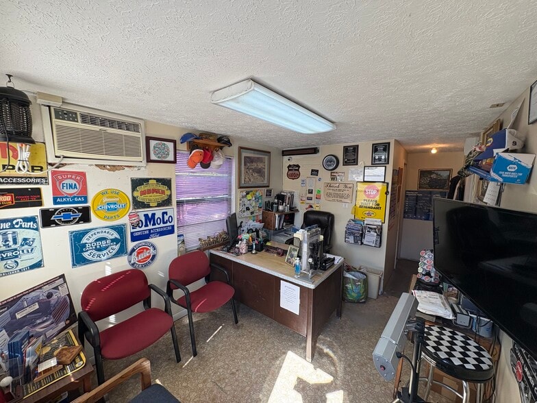 More Photos Of 38525 Palm Grove Dr, Zephyrhills Auto Repair For Sale