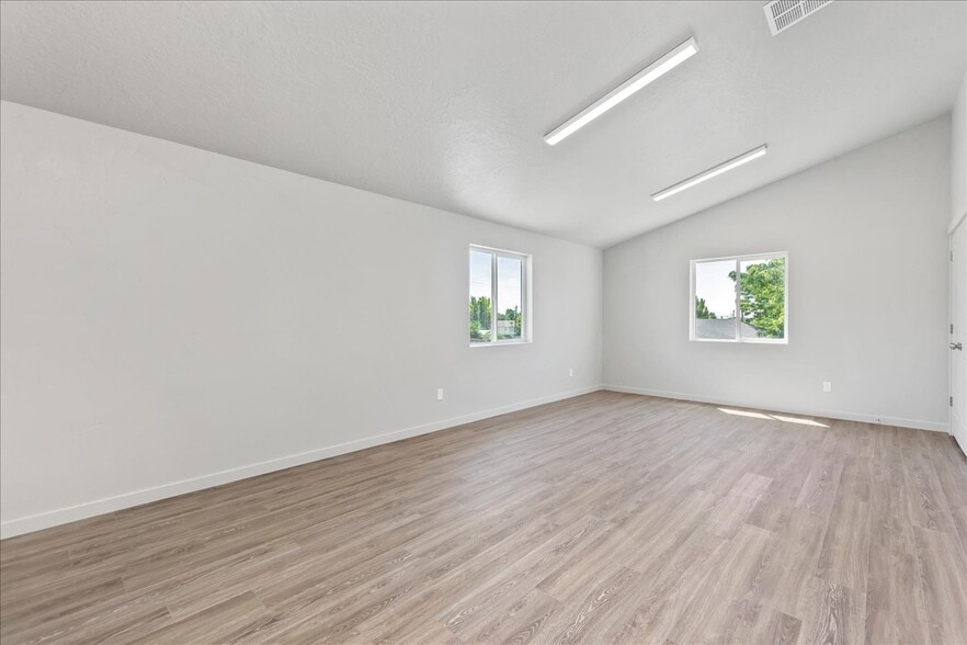 More Photos Of 225 N Happy Valley Rd, Nampa Warehouse For Lease