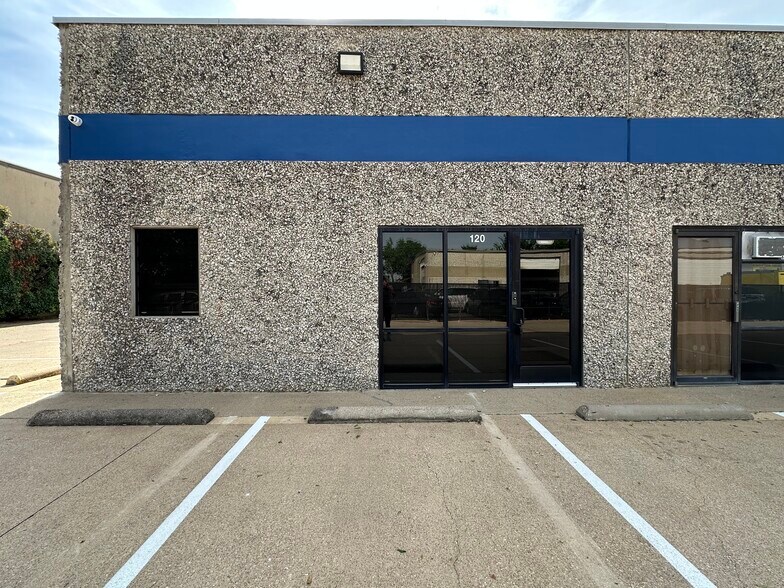 More Photos Of 2540 Glenda Ln, Dallas Warehouse For Lease