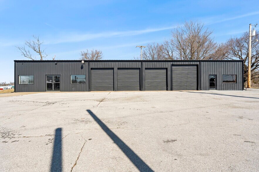 More Photos Of 203 South St, Ozark Auto Dealership For Sale