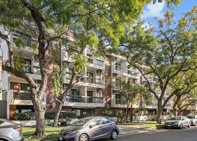 Primary Photo Of 320 S Arnaz Dr, Los Angeles Apartments For Sale