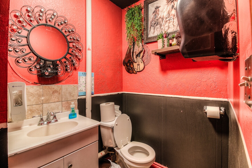 More Photos Of 1005-1009 N 1st Street, Yakima General Retail For Sale