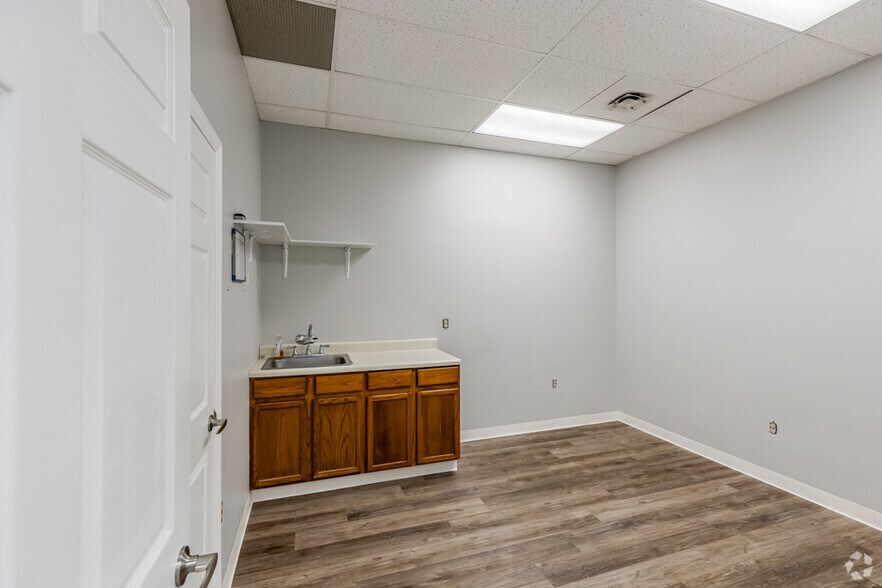 More Photos Of 250 Mt Lebanon Blvd, Pittsburgh Medical For Lease