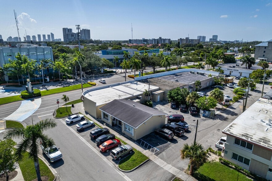 More Photos Of 16978-16990 NE 19th Ave, North Miami Beach Storefront Retail Office For Lease