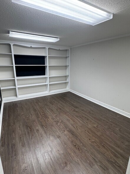 More Photos Of 137 Franklin St, Clarksville Flex For Lease