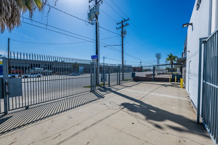 More Photos Of 12819 Main St, Los Angeles Warehouse For Sale