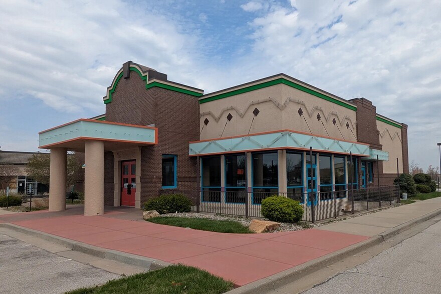 More Photos Of 1800 NW Chipman Rd, Lee's Summit Restaurant For Lease