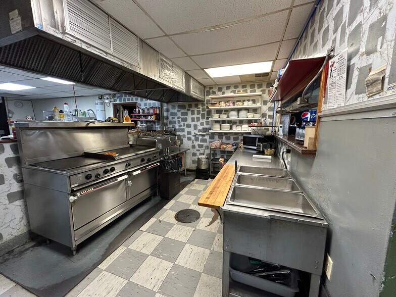 More Photos Of 1110 E 4th St, Ainsworth Restaurant For Sale