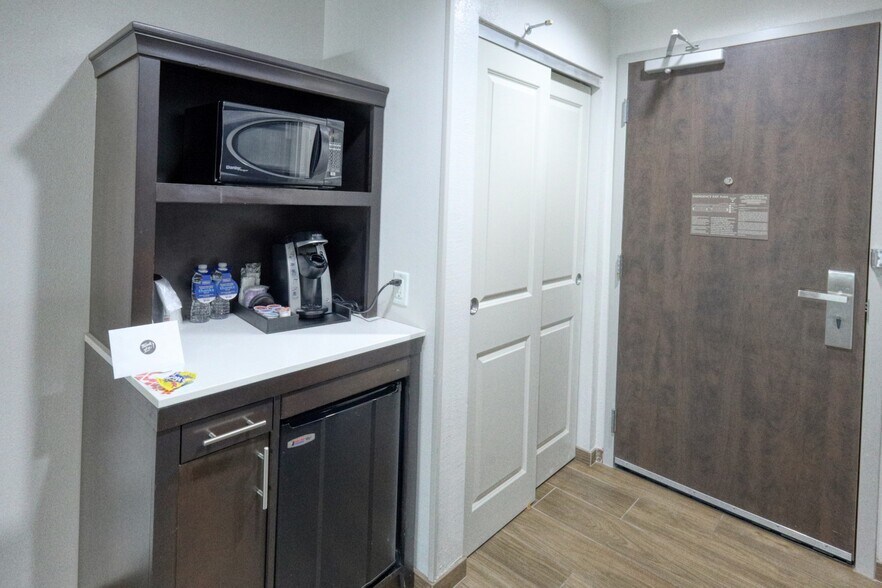 More Photos Of 123 Huvar St, Victoria Hotel For Sale