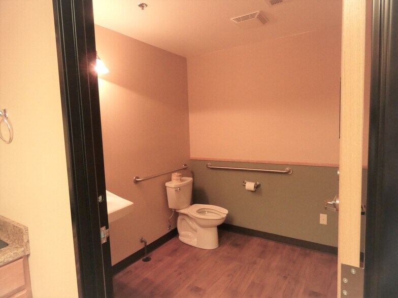 More Photos Of 5293 NE Elam Young Pky, Hillsboro Showroom For Lease