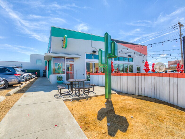 More Photos Of 916 NW 6th St, Oklahoma City Storefront Retail Office For Sale