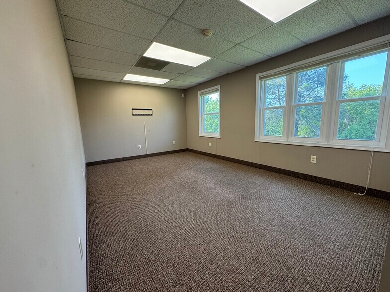 More Photos Of 8 Bartles Corner Rd 5, Flemington Office For Sale