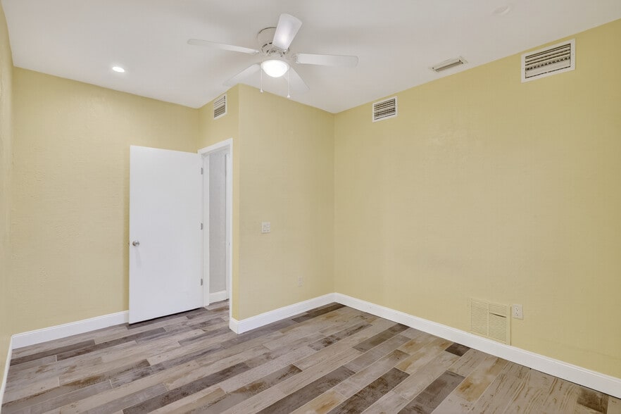 More Photos Of 1884 Southpointe Dr, Sarasota Apartments For Sale