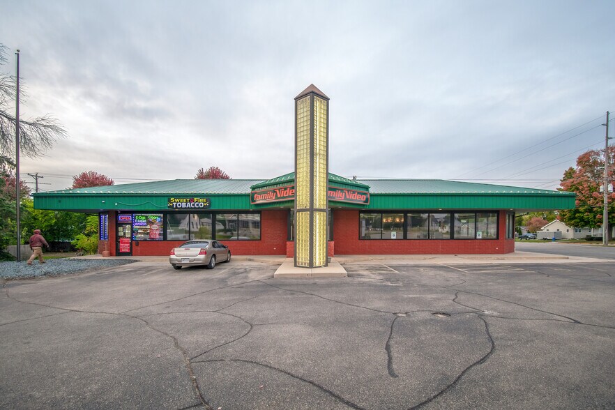 More Photos Of 606 W Main St, Waupun General Retail For Lease