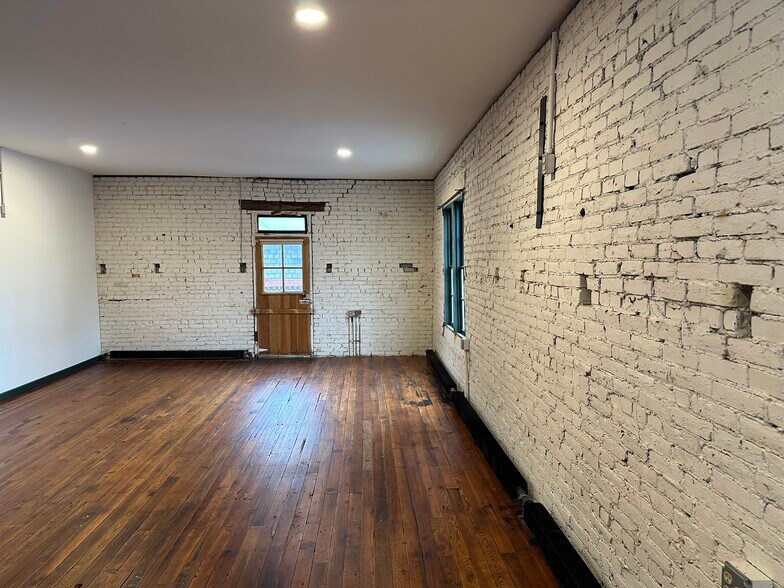 More Photos Of 55 N Cedar St, Lititz Showroom For Lease