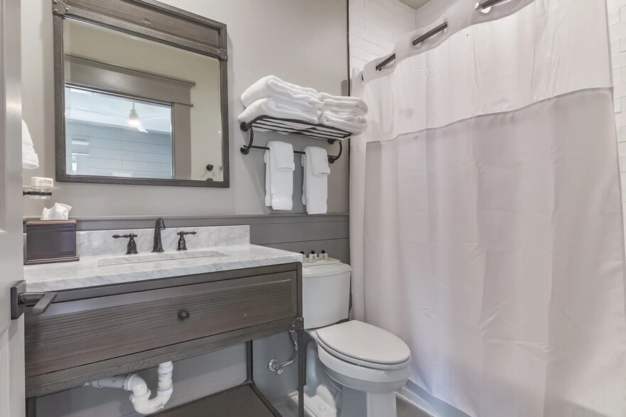 More Photos Of 201 Harbor Walk Blvd, Hitchcock Hospitality For Sale