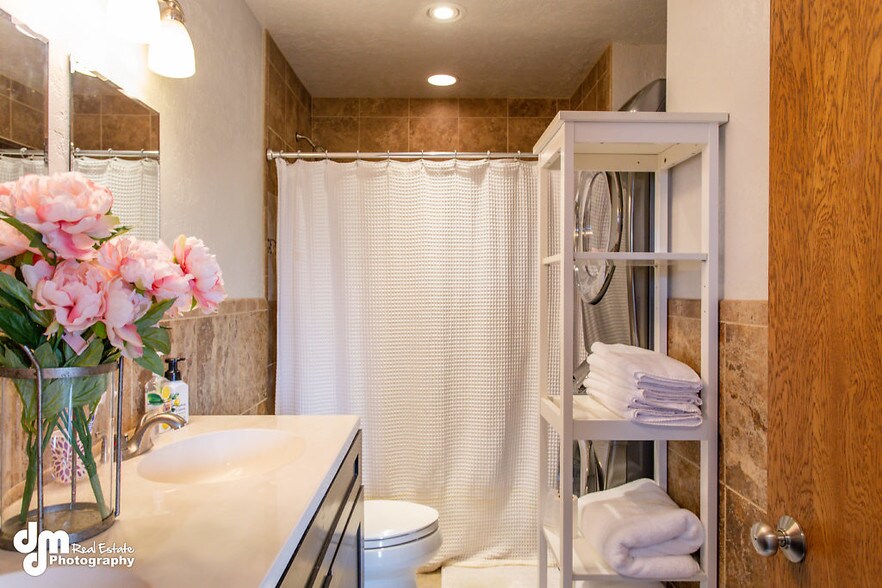 More Photos Of 8801-8811 Toloff St, Anchorage Office For Sale