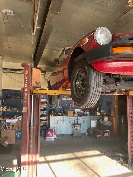 More Photos Of 152 Speigletown Rd, Troy Auto Repair For Sale
