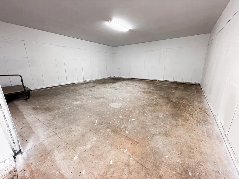 More Photos Of 200 Cooper St, Beverly Distribution For Sale