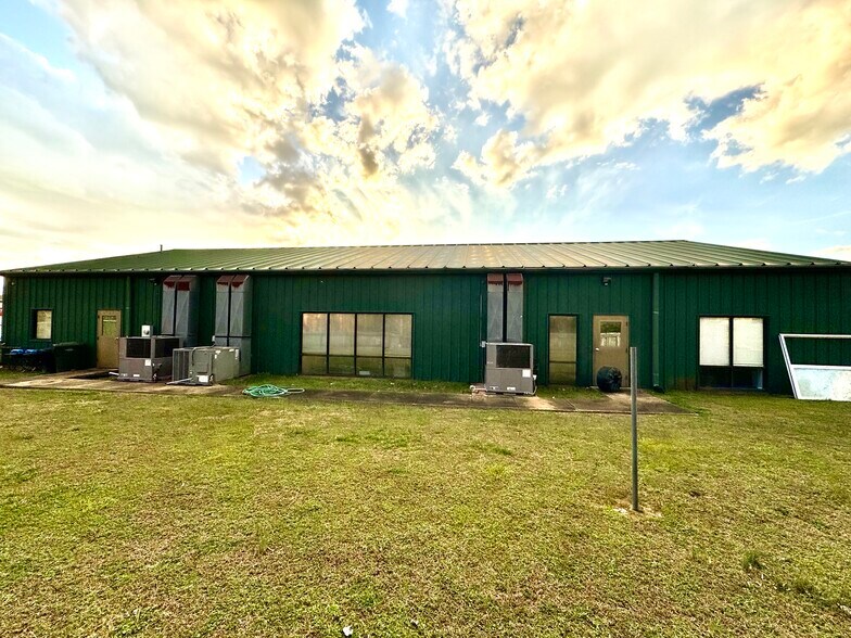 More Photos Of 100 Commercial Dr, Atoka General Retail For Lease