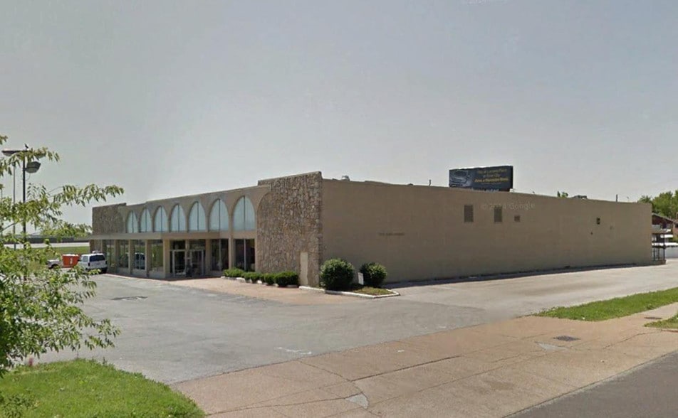 More Photos Of 4330 S Broadway, Saint Louis Freestanding For Sale