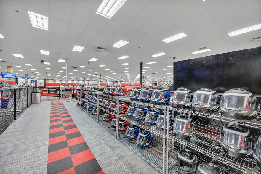 More Photos Of 6895 Sierra Center Pky, Reno Department Store For Lease