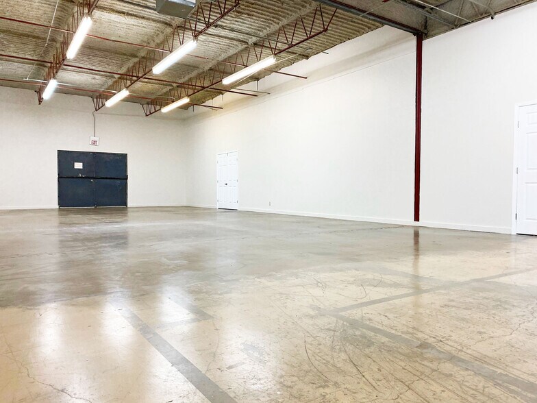 More Photos Of 7411 Hines Pl, Dallas Flex For Sale