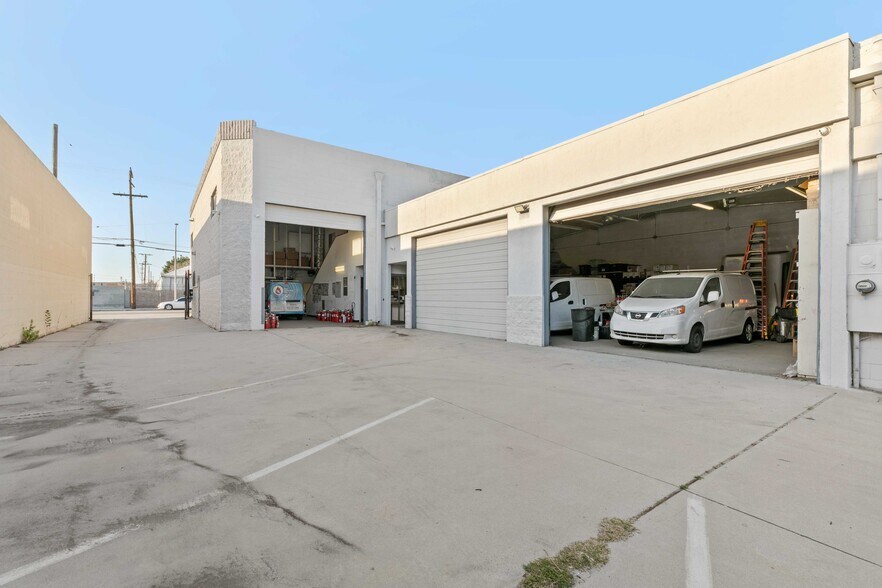 More Photos Of 11170-11172 Penrose St, Sun Valley Warehouse For Lease