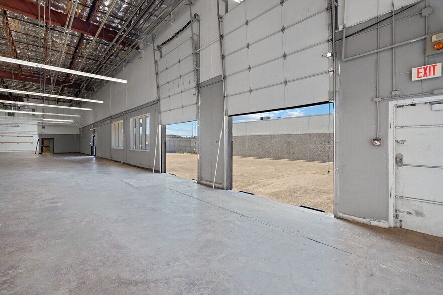 More Photos Of 15201-15207 Midway Rd, Addison Distribution For Lease