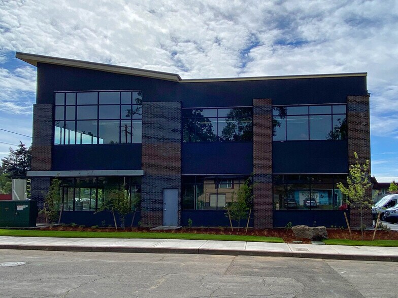 More Photos Of 735 E Clarendon St, Gladstone Office For Sale