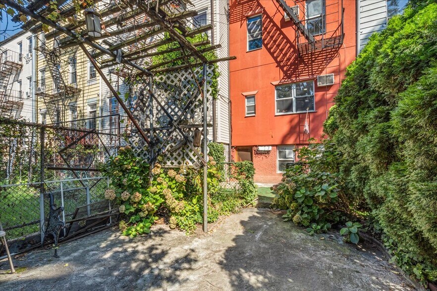 More Photos Of 37 Jewel St, Brooklyn Apartments For Sale