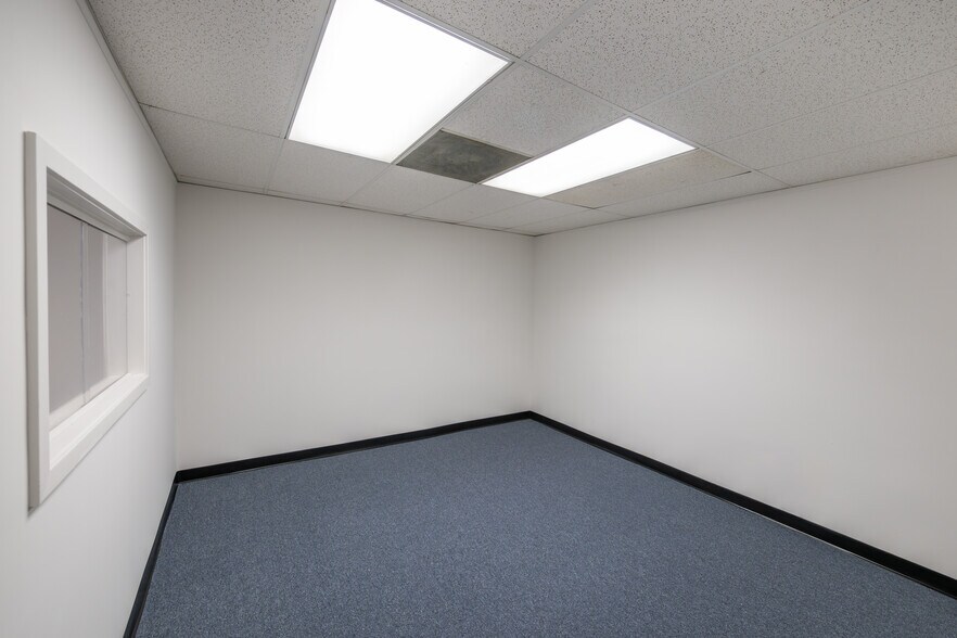 More Photos Of 6805 Stuart Ln S, Jacksonville Warehouse For Lease