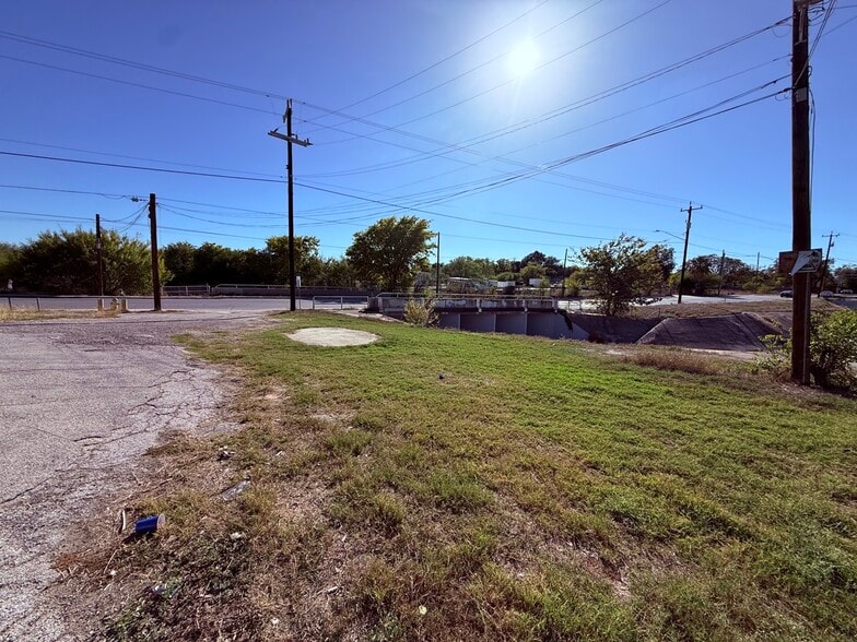 More Photos Of 1447 W Hutchins Pl, San Antonio Storefront For Sale