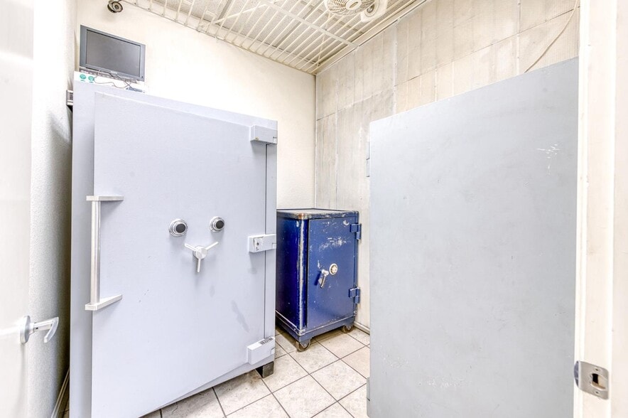 More Photos Of 2403 E Clinton Ave, Fresno General Retail For Sale