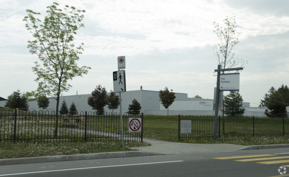 More Photos Of 1065 Av des Perron, Laval Warehouse For Lease